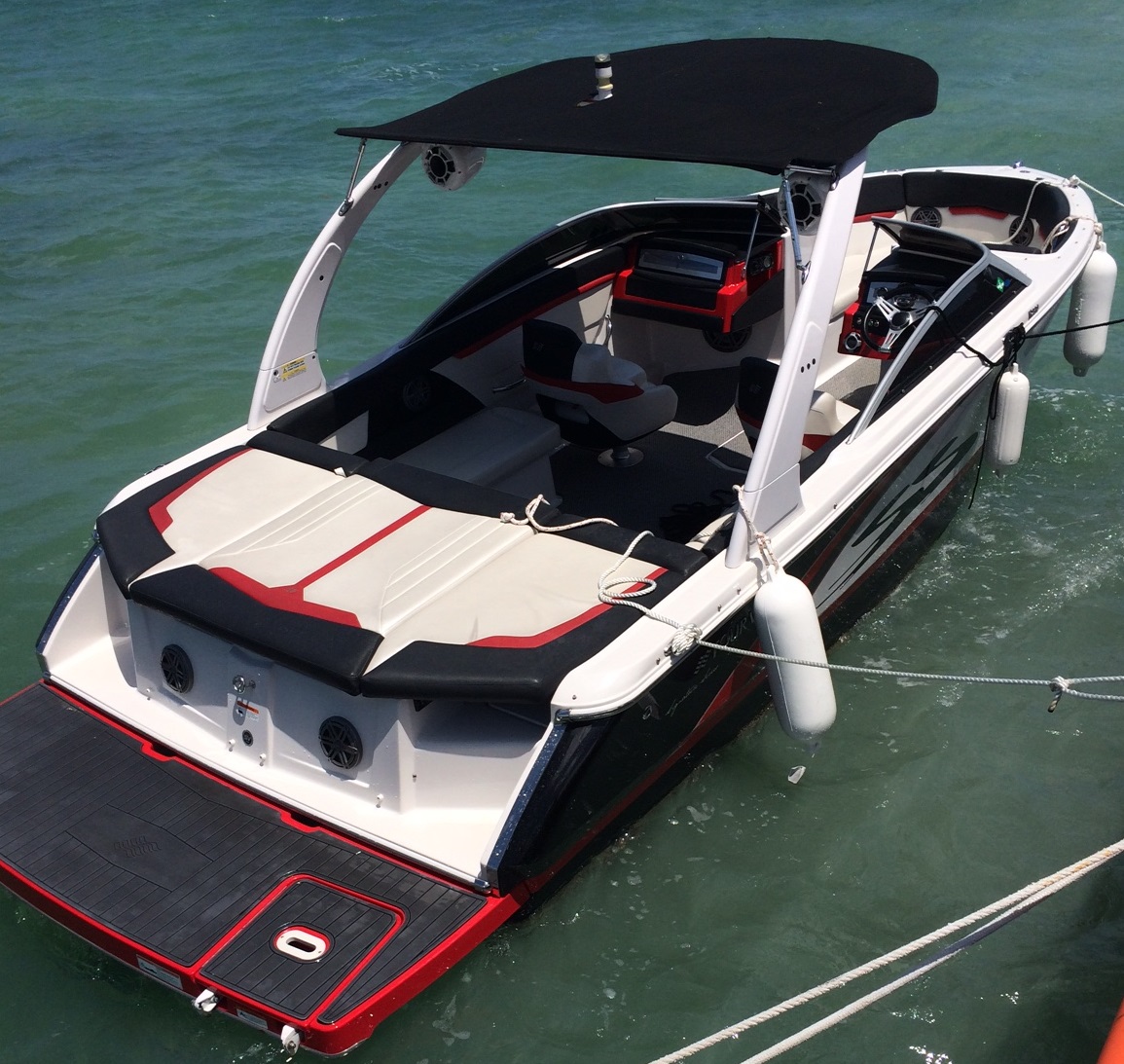 RENTA DE LANCHA ECONOMICA FOURWINS DE 23 PIES PARA HACER WAKEBOARD EN CANCUN