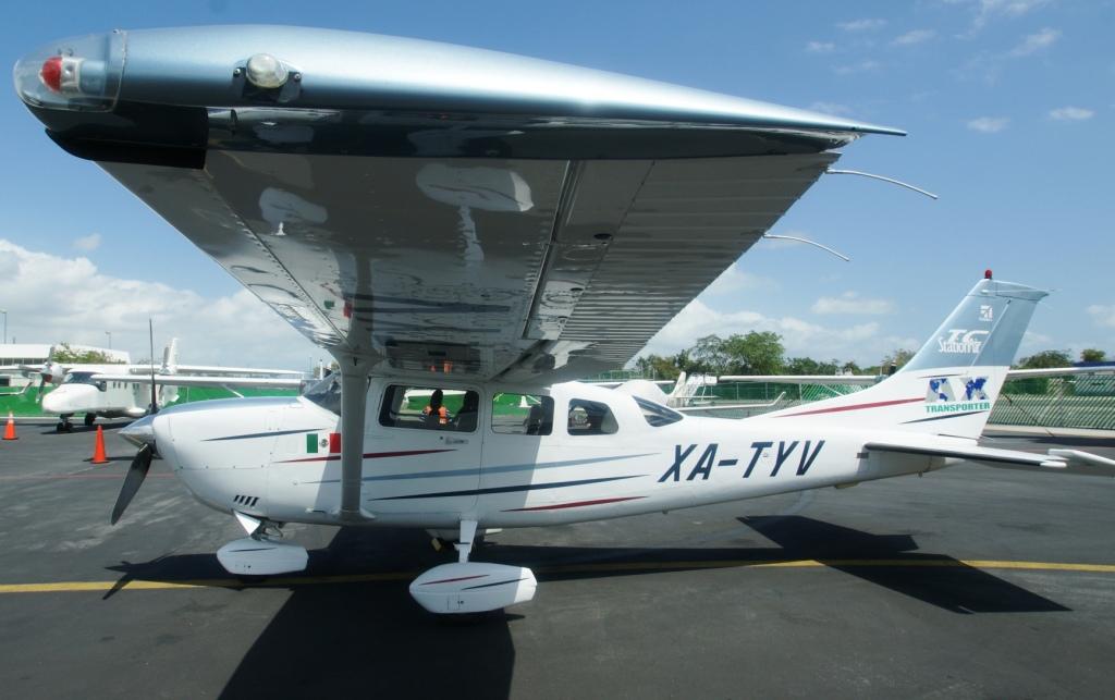 AVIONES EN CANCUN Cessna 206 en Cancún, Quintana Roo. México Vuelo Charter privado Tour a Chichén Itzá