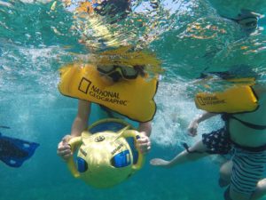 Renta de barco para grupos con juguetes acuaticos en Cancun